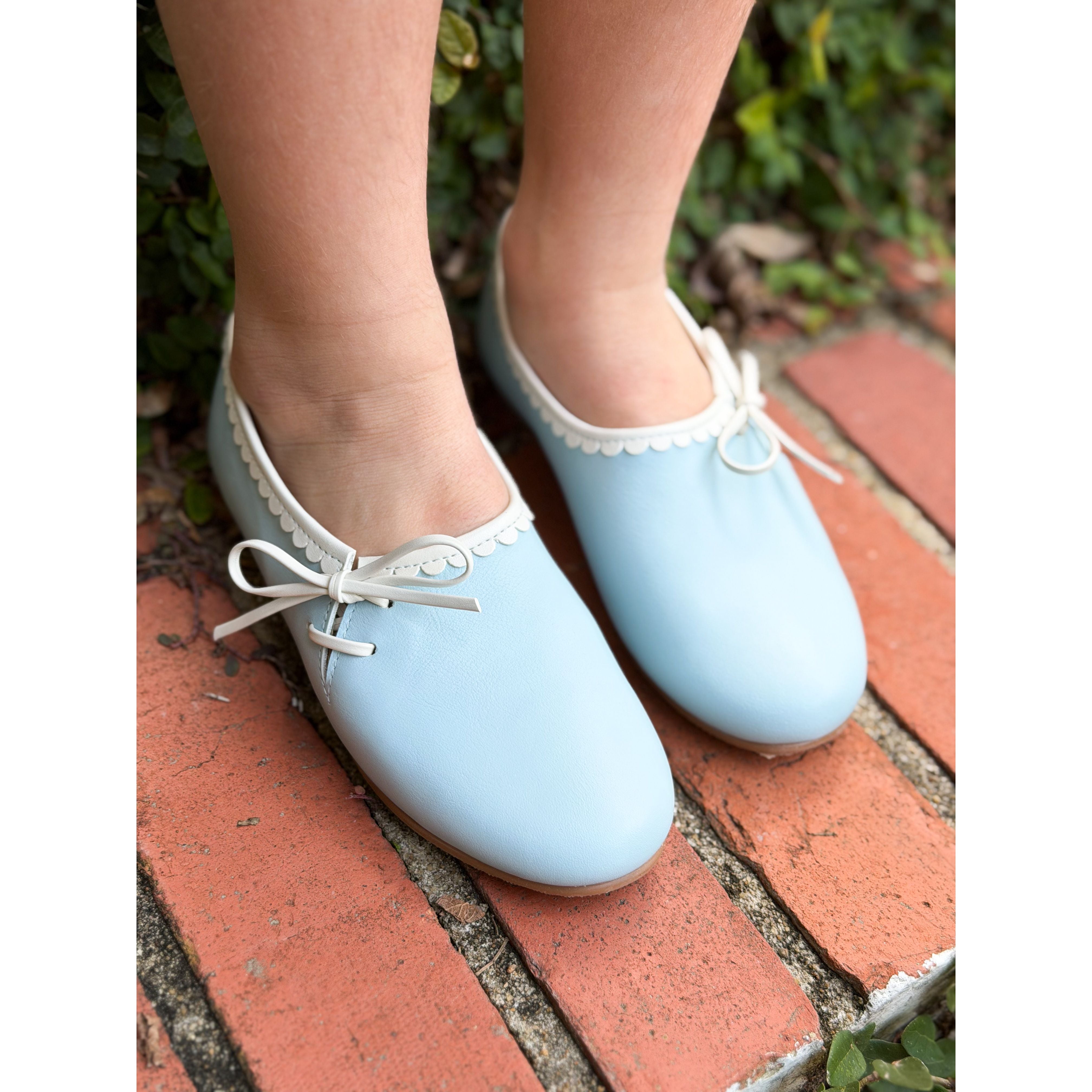 Beatrice Flat in Blue/Ecru